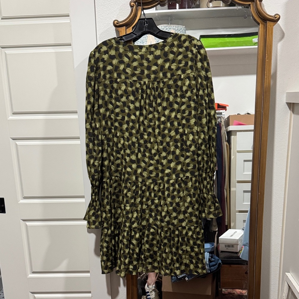 Tuckernuck: Pomander Place Olive and Black Printed Tiered V-Neck Midi Dress - Picture 2 of 3